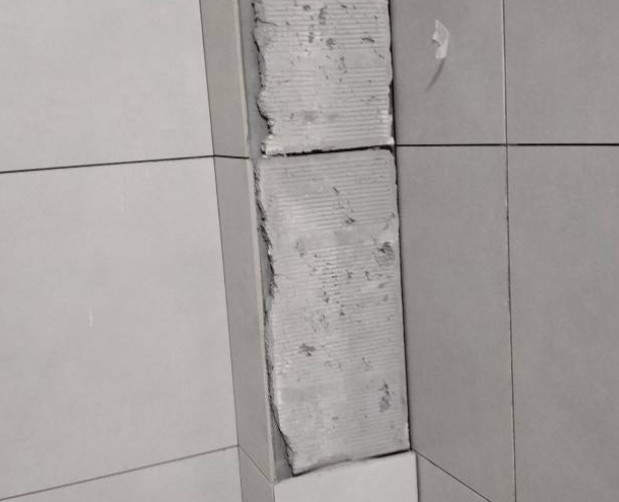 闽清瓷砖空鼓维修公司分享下瓷砖施工前基层浇水润湿程度不足，可能导致以下问题